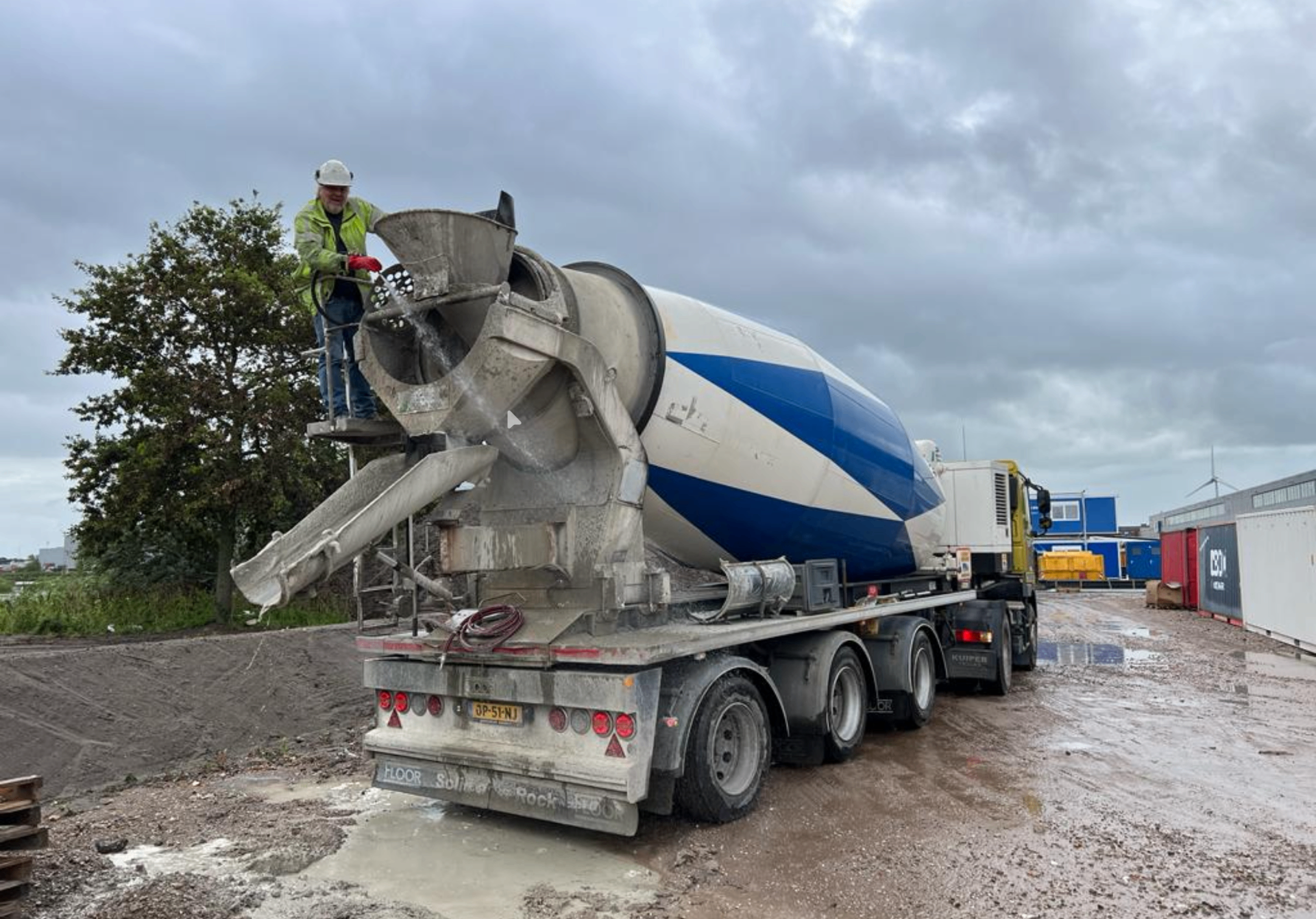 Betonmixer wordt schoongespoten